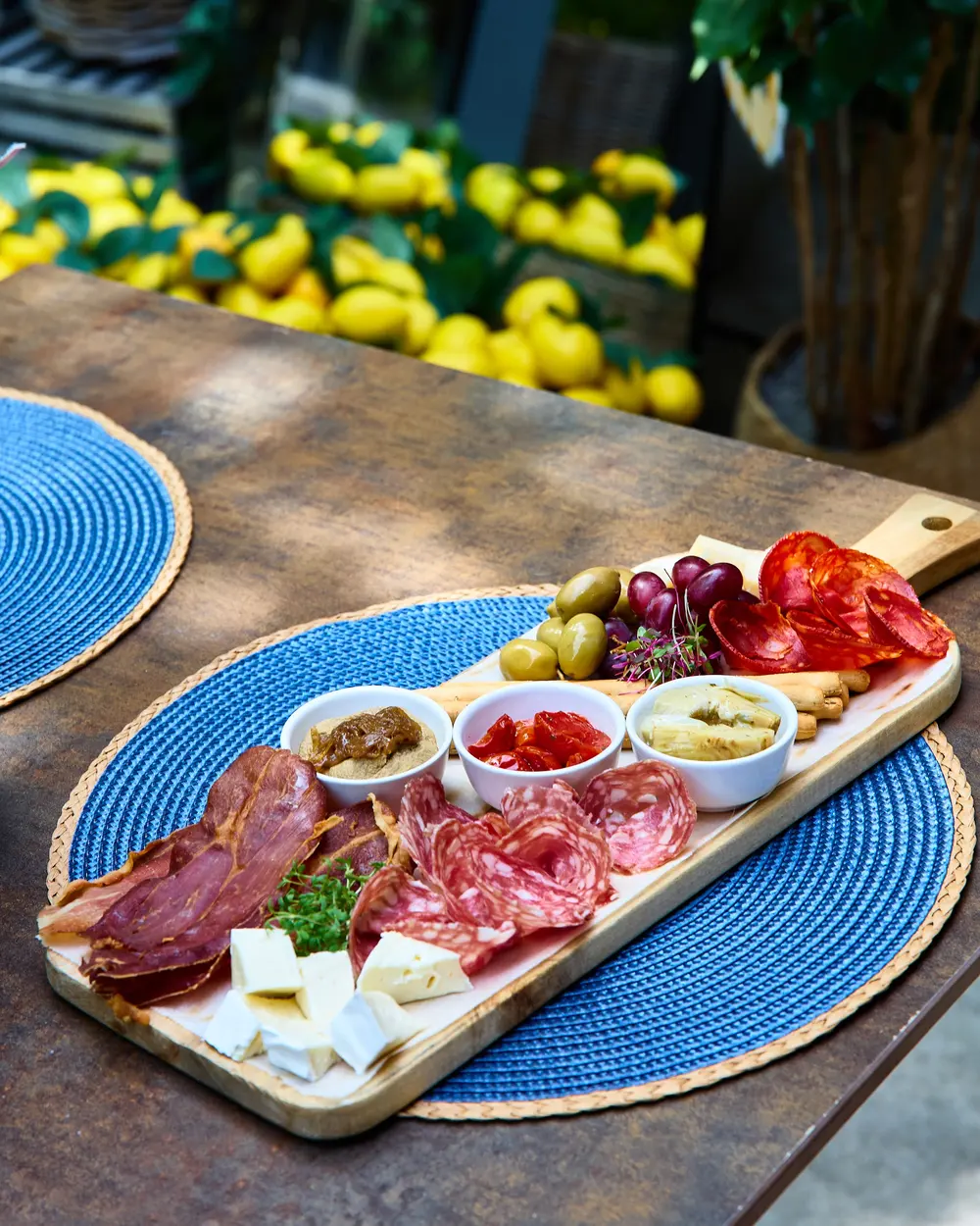 Antipasti-Brett auf der Terrasse