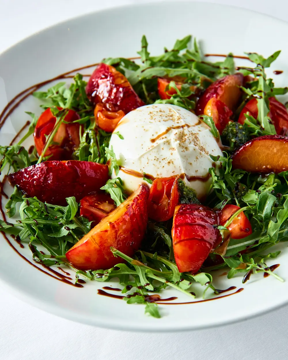 Burrata mit Pfirsich und Rucola