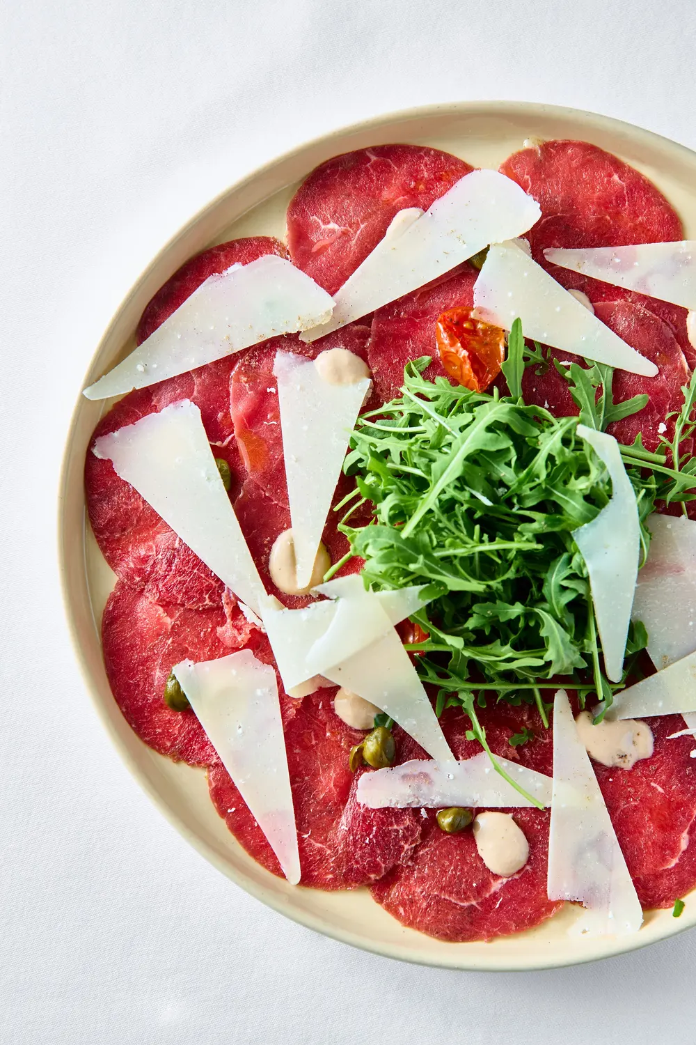 Carpaccio mit Parmesan und Rucola