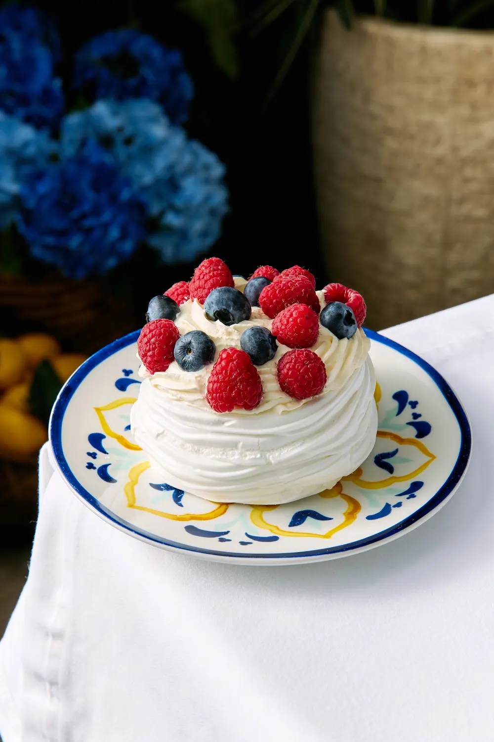 Pavlova mit Beeren