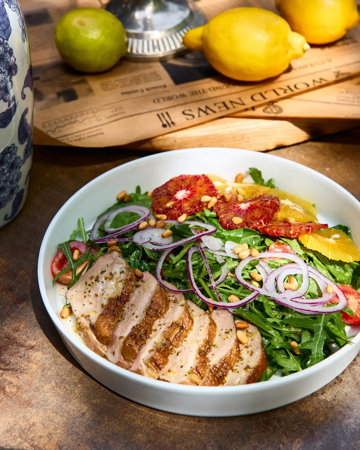 Salat mit Orangen auf dem Tisch