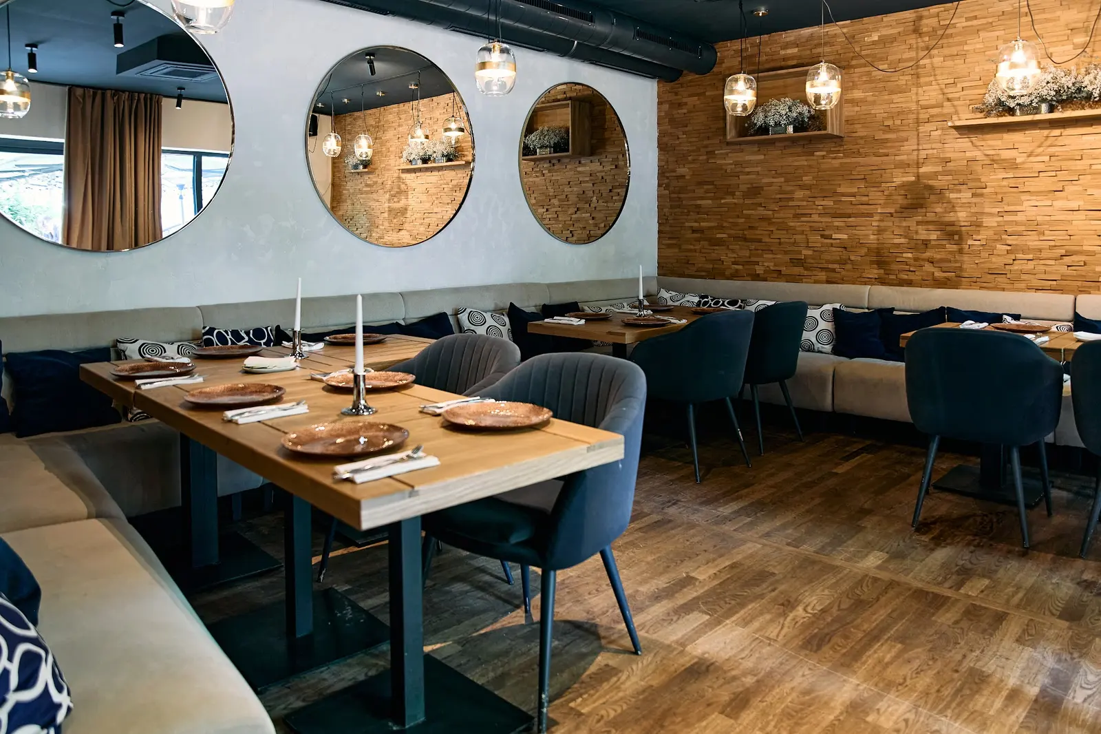Lange Tafel im Saal