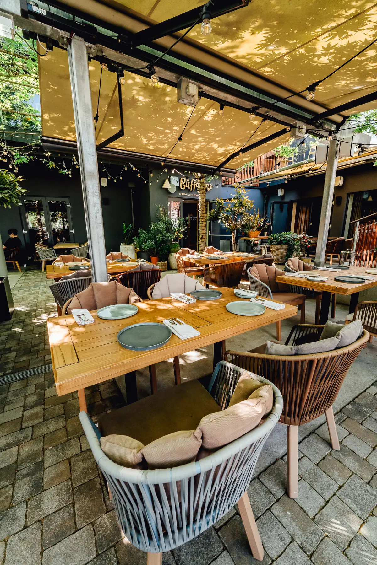 Tisch auf der Terrasse unter Bäumen
